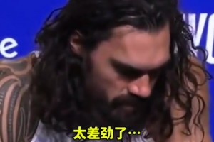 亚当斯去演海王，都不用化妆😂